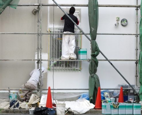外壁塗装中の職人
