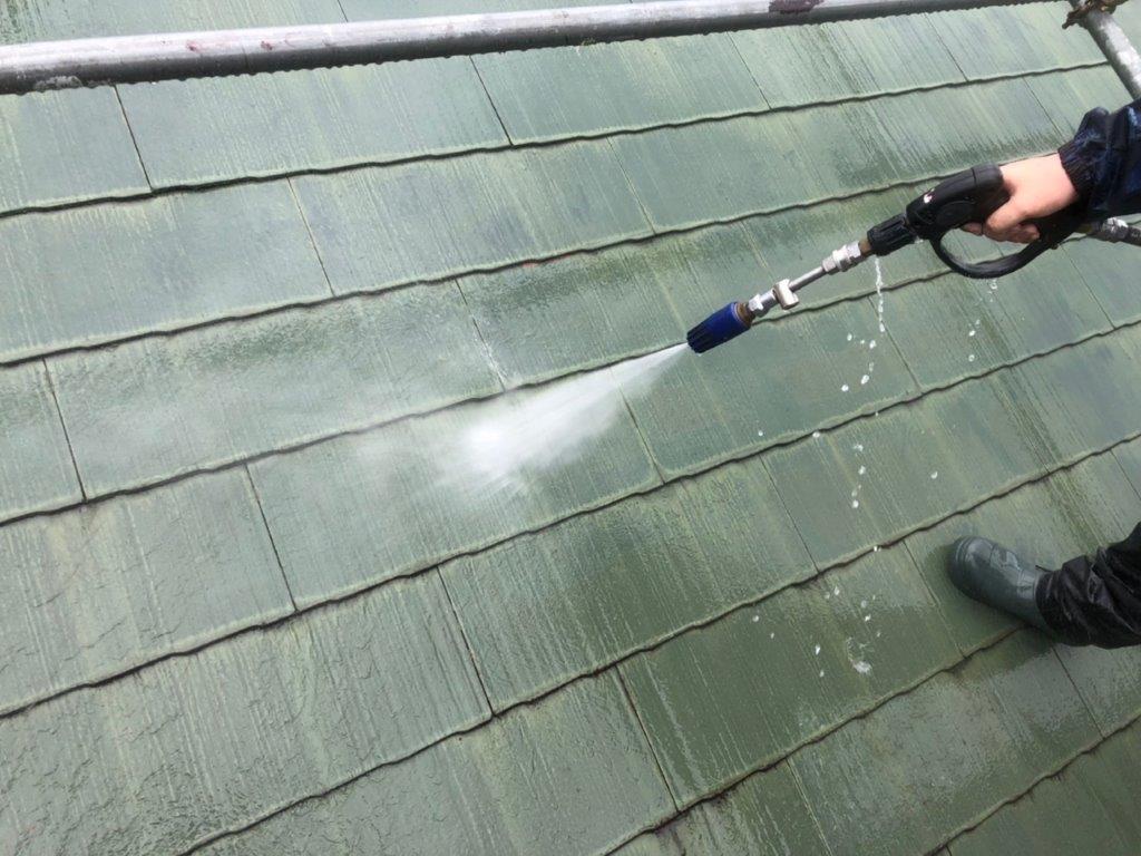 屋根の高圧洗浄作業
