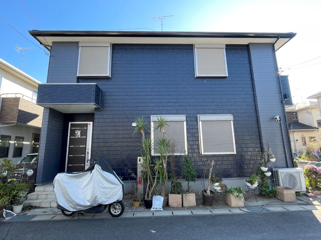 八潮市S様邸の施工後全景。外壁塗装と屋根塗装で統一感ある外観へ仕上がった様子