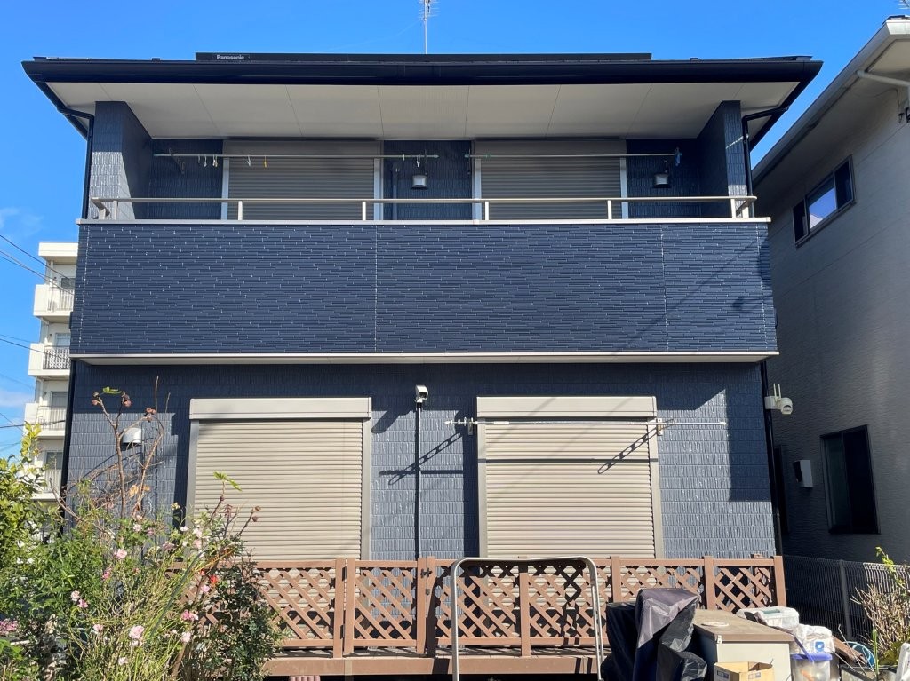 施工後のバルコニー面外観。八潮市S様邸のアクセント外壁が際立つ仕上がり