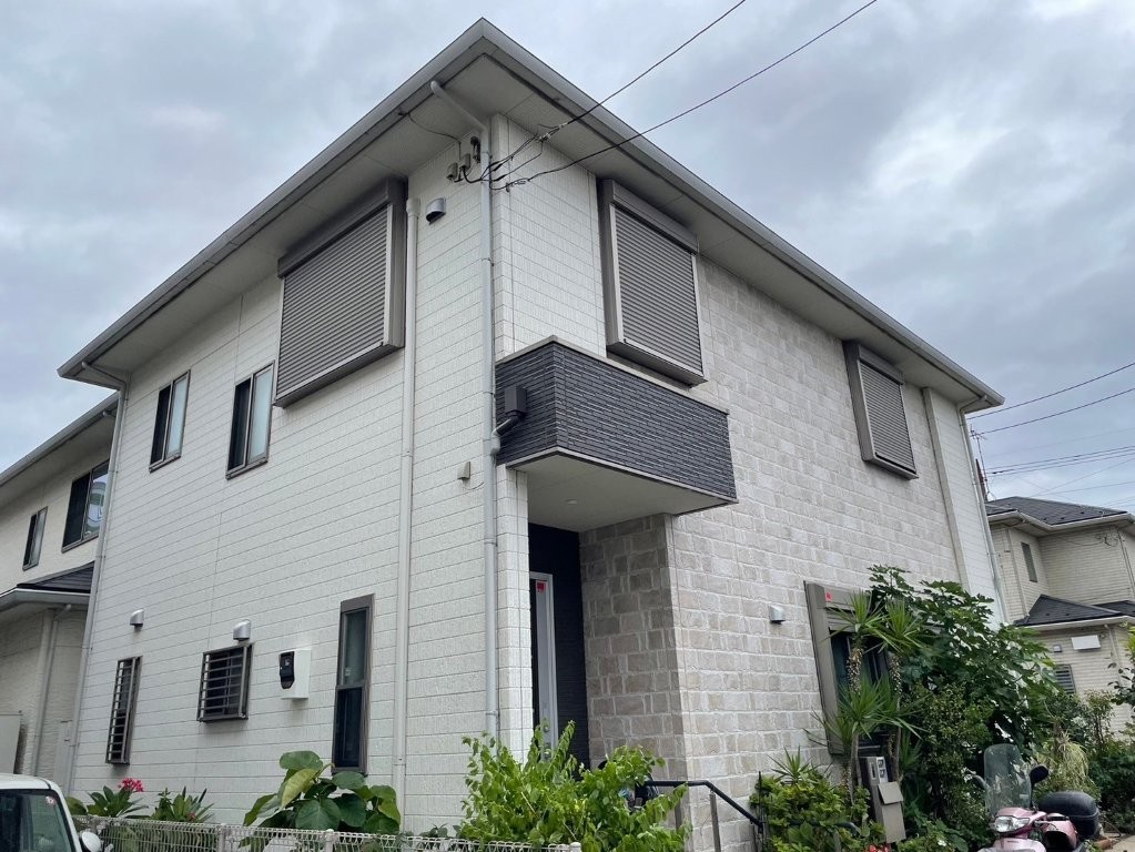 埼玉県八潮市S様邸の施工前外観。外壁のくすみや艶引けが見られる状態