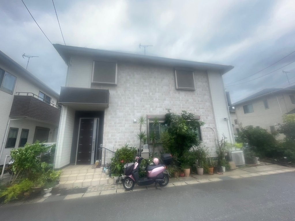 八潮市S様邸の施工前正面外観。経年による美観低下が見られる状態