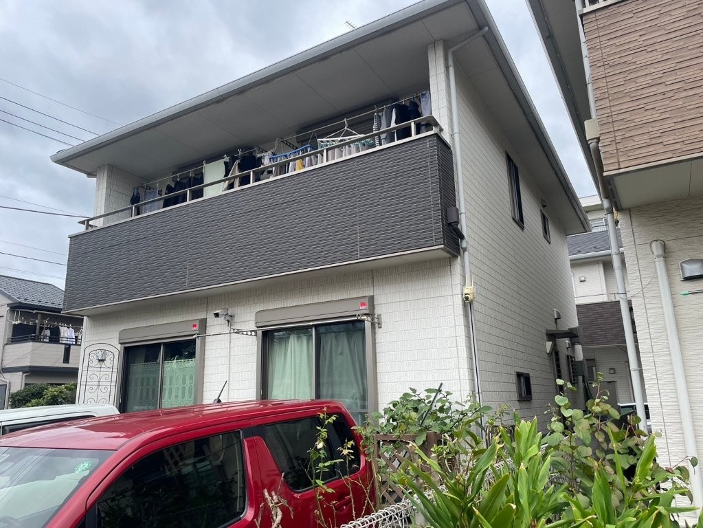 八潮市S様邸の施工前側面外観。外壁の艶引けとくすみが見られる状態