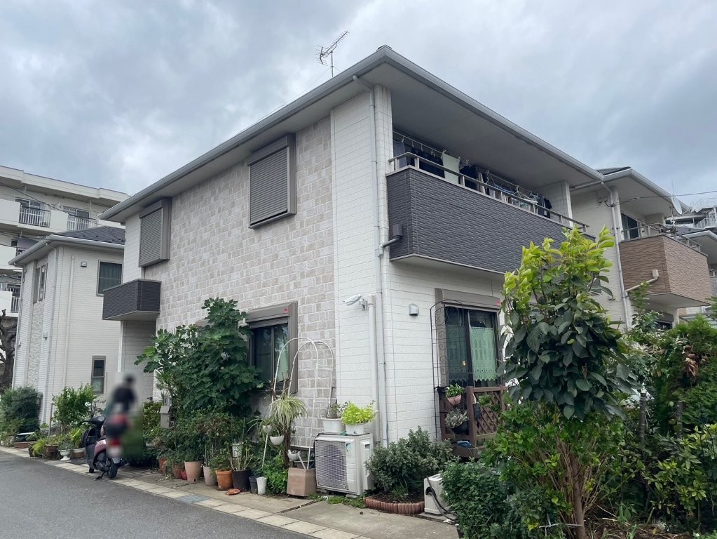 埼玉県八潮市の戸建て住宅施工前外観。植栽まわりの湿気の影響も受けやすい状態