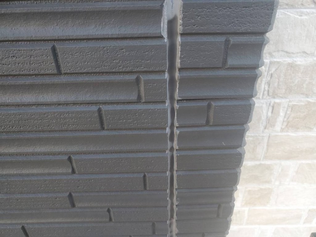 八潮市S様邸のシーリング劣化状態。目地に隙間が見られる施工前の様子