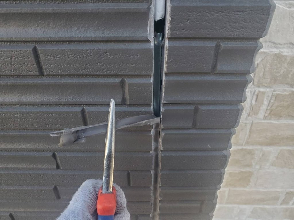 既存シーリング撤去作業。八潮市S様邸で劣化したコーキングを撤去している様子