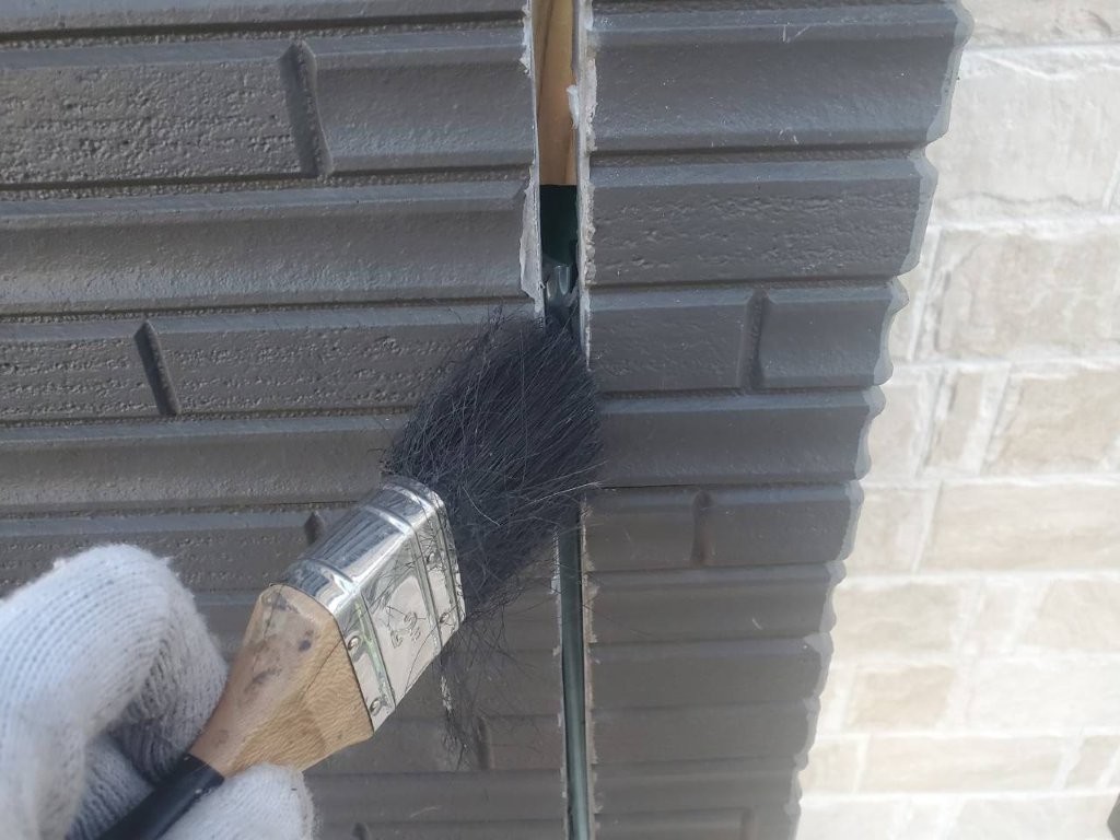 シーリング撤去後の清掃工程。八潮市S様邸の目地内部を整えている様子