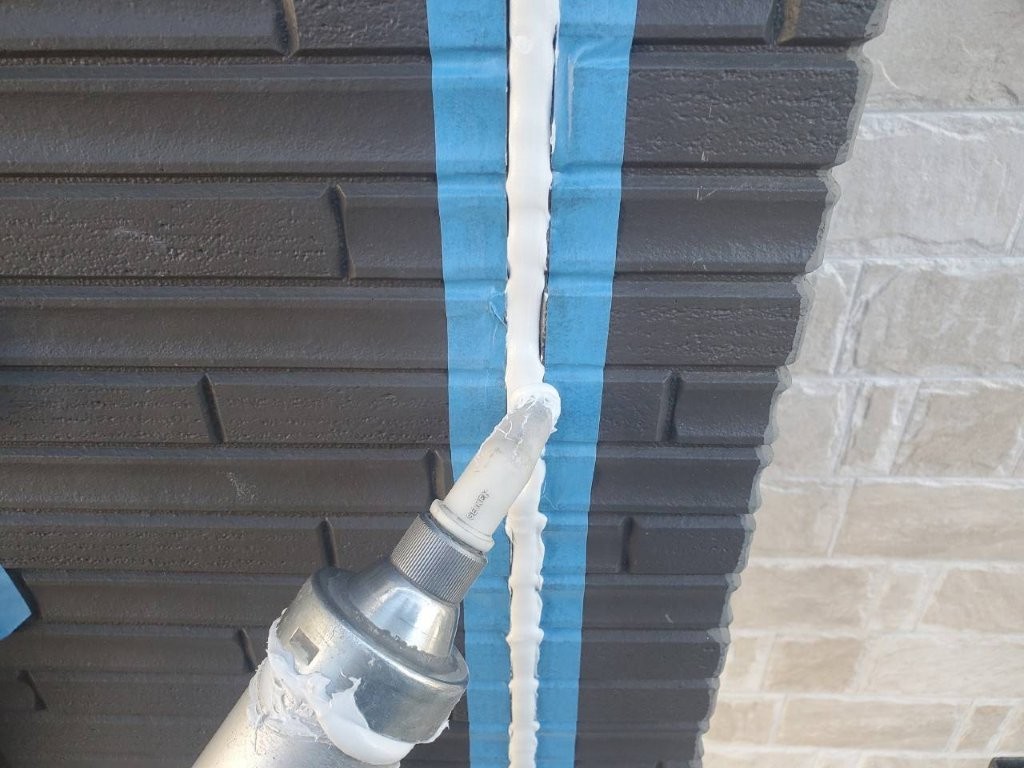 新規シーリング材を充填している様子。八潮市S様邸の防水工事工程