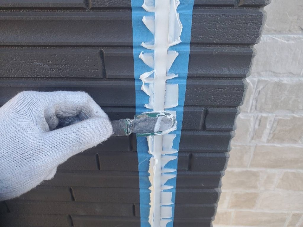 ヘラでシーリングを均している工程。八潮市S様邸の打ち替え施工