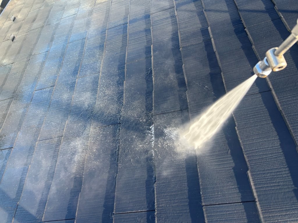 八潮市S様邸のスレート屋根高圧洗浄の様子。汚れや劣化塗膜を除去している工程