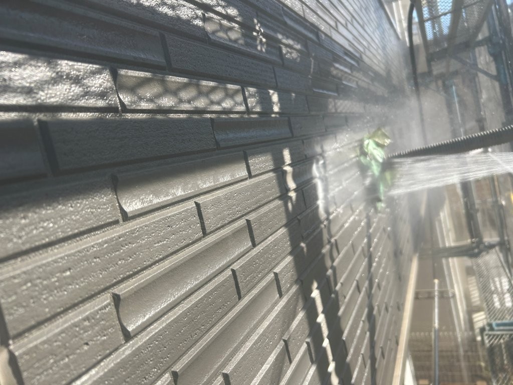 八潮市S様邸のアクセント外壁高圧洗浄。濃色外壁の汚れを除去している工程