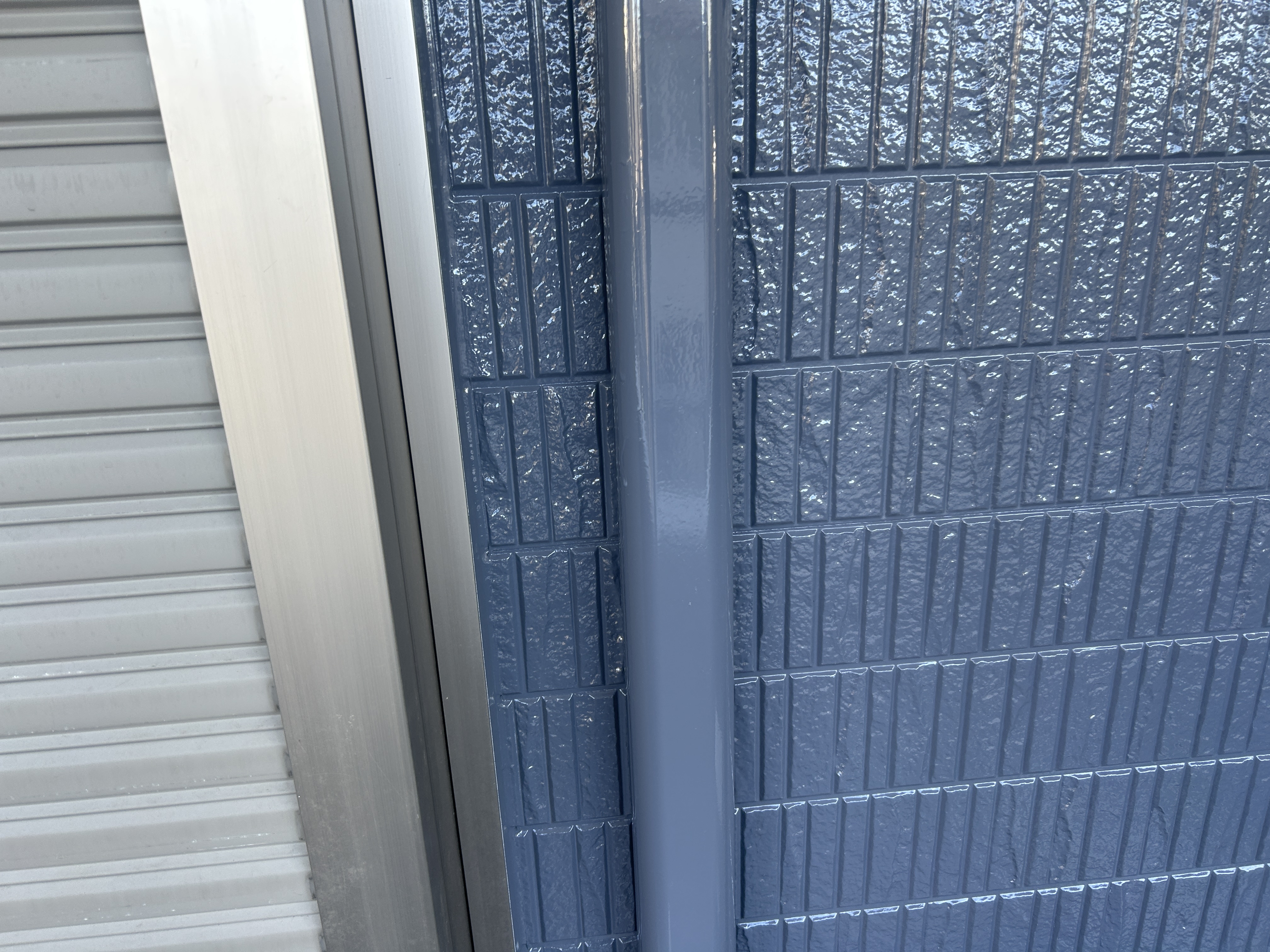 竪樋塗装の仕上がり。八潮市S様邸の外壁取り合い部の様子