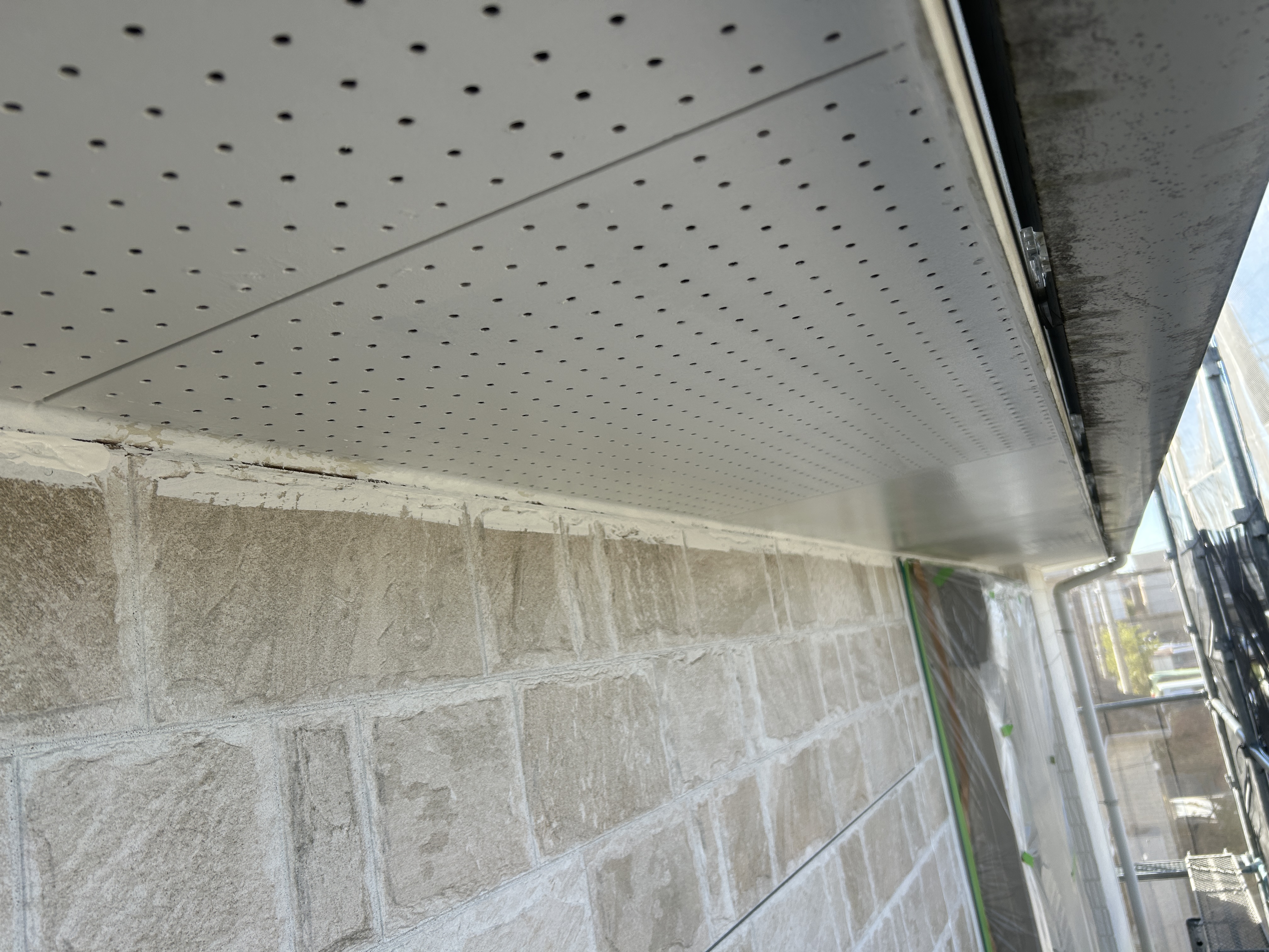 軒天塗装後の状態。八潮市S様邸の白い軒天が明るく仕上がった様子