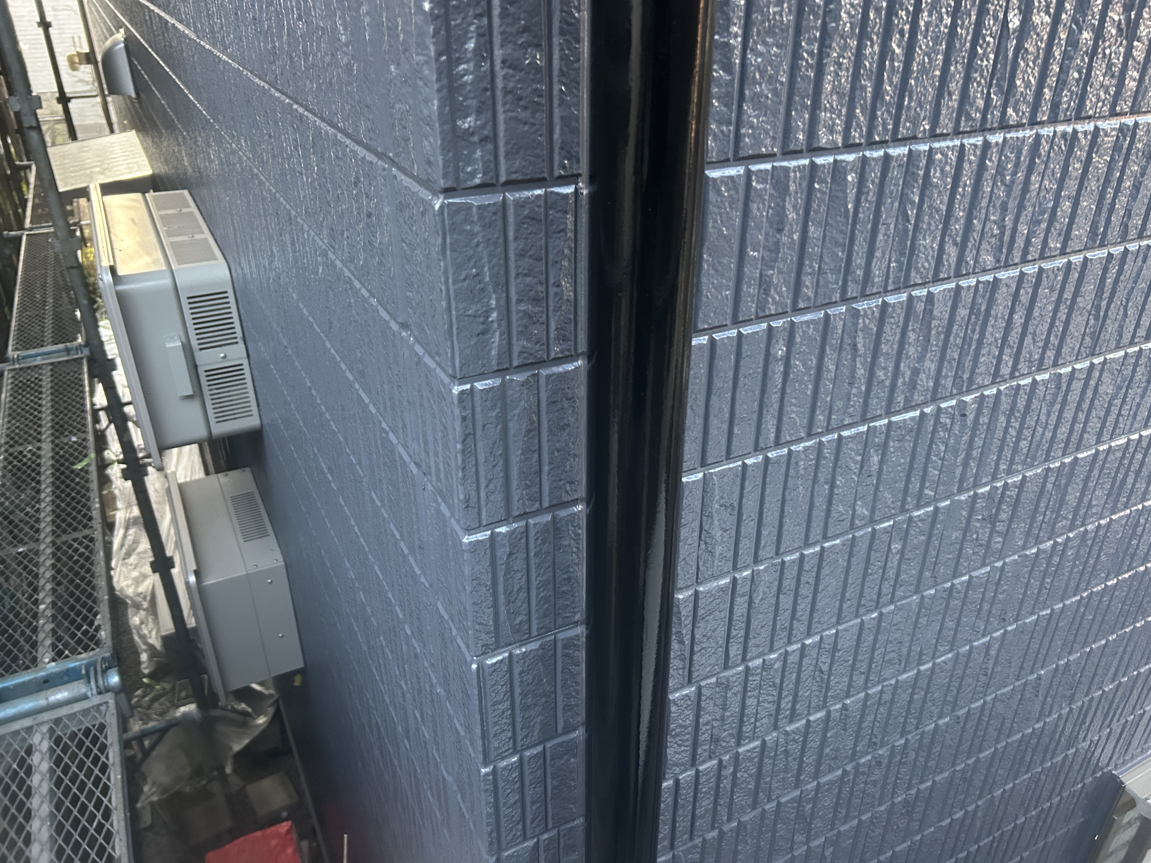 外壁下端の水切り塗装仕上がり。八潮市S様邸の細部塗装