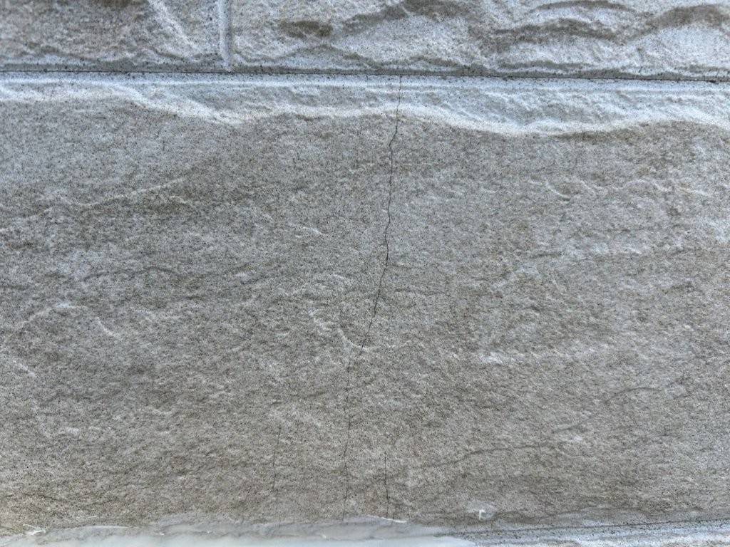 八潮市S様邸の外壁に発生したヘアークラック。補修前の状態