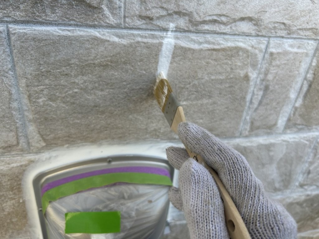 ひび割れ補修前のプライマー塗布工程。八潮市S様邸の下地処理