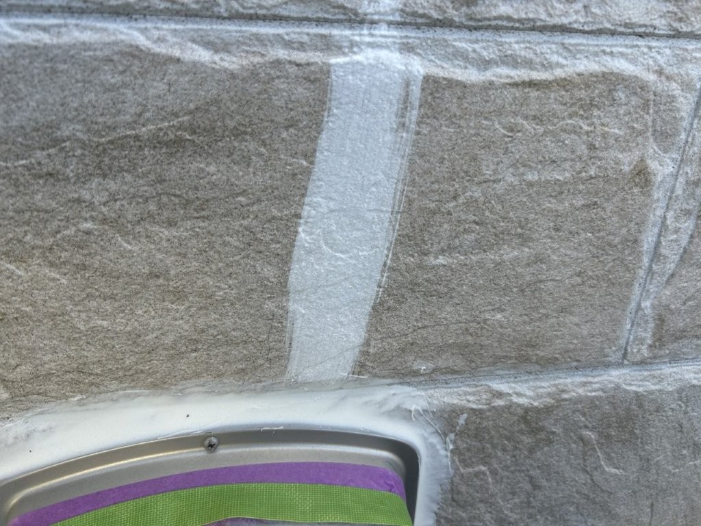 プライマー塗布後の外壁クラック部。八潮市S様邸の補修下地