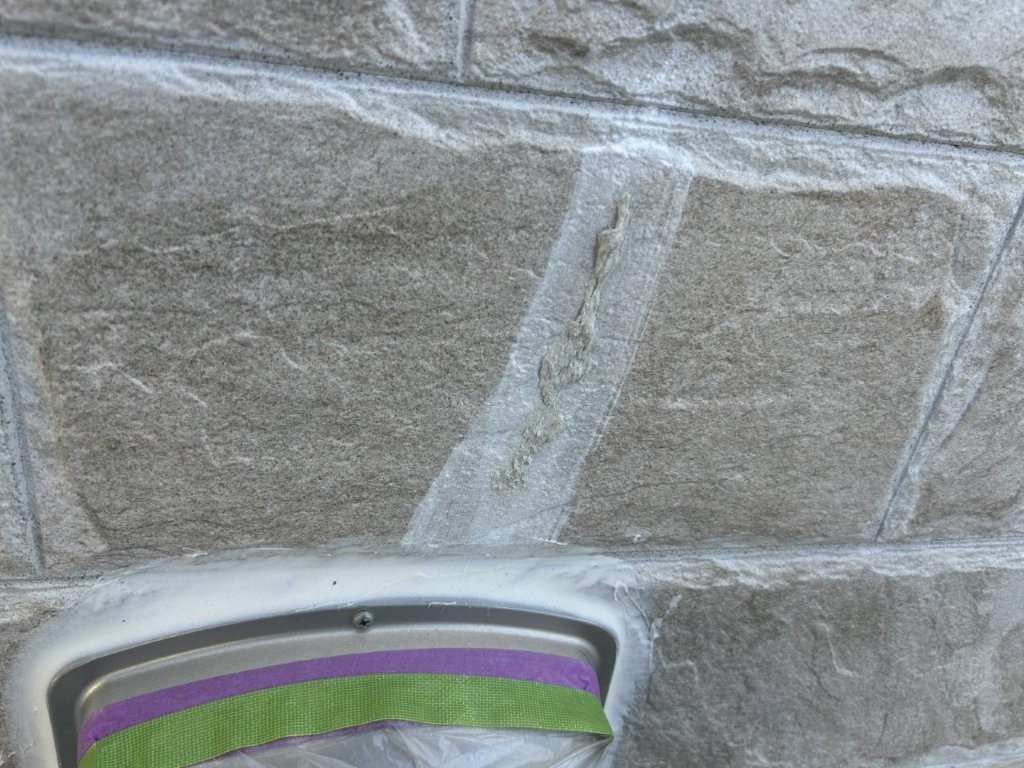 補修材充填後の外壁クラック部。八潮市S様邸の補修途中の様子