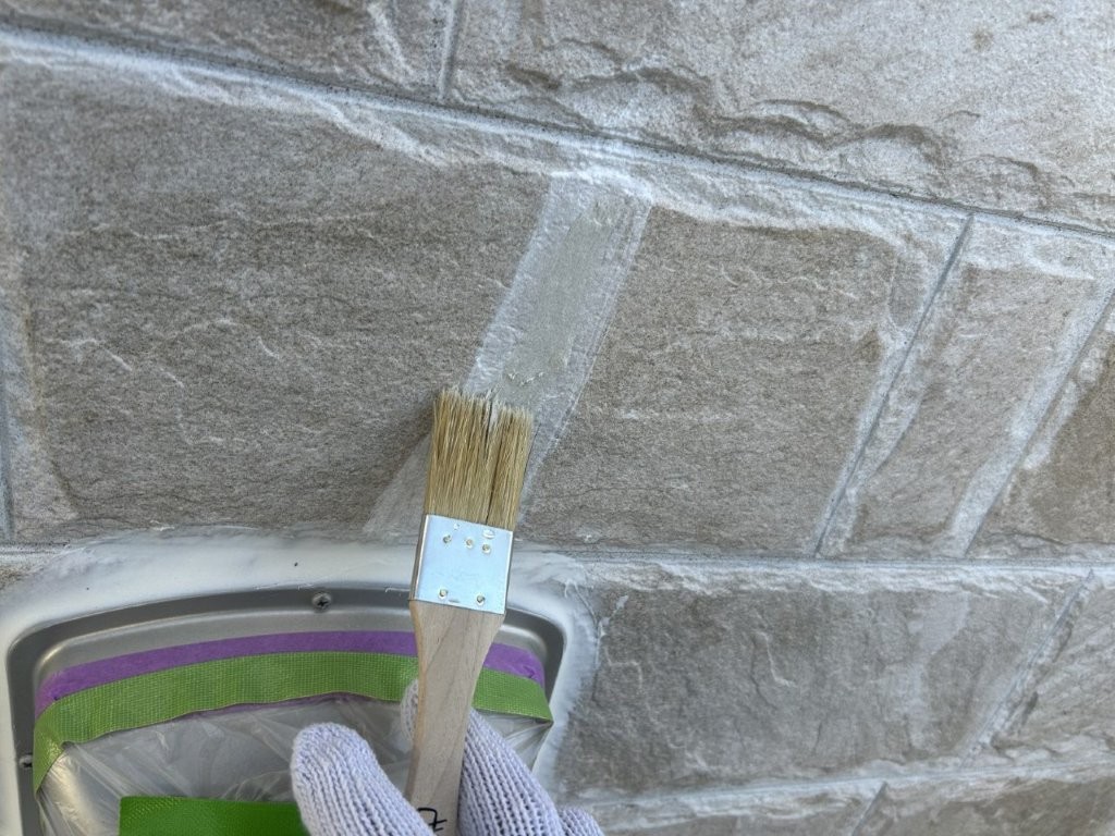 ひび割れ補修後のならし工程。八潮市S様邸の外壁下地調整