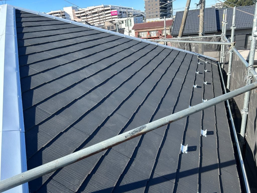 八潮市S様邸の屋根塗装後の全景。タスペーサー設置済みのスレート屋根