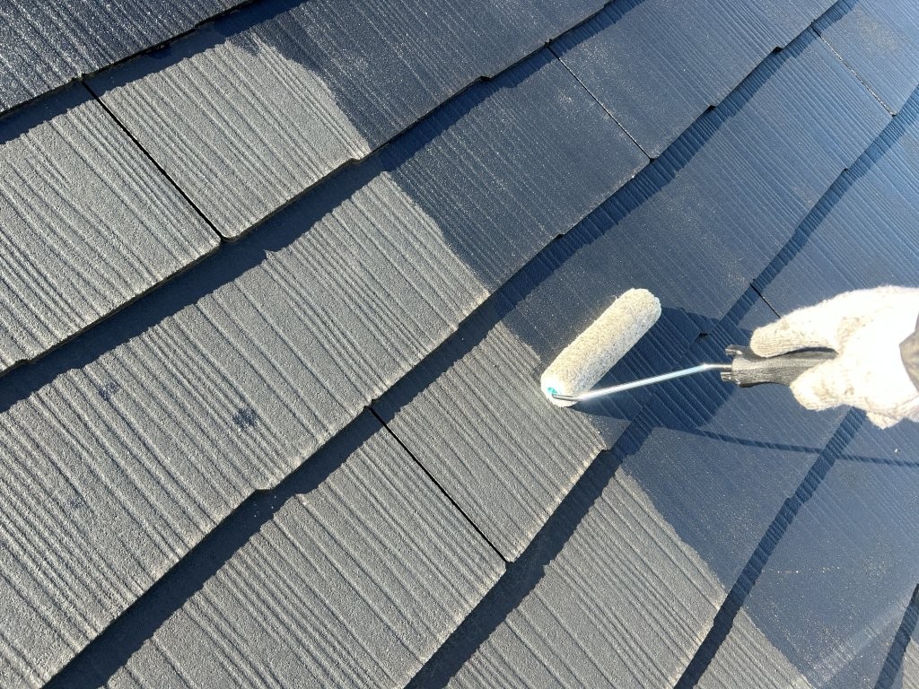 スレート屋根の下塗り作業。八潮市S様邸でシーラーを塗布している様子