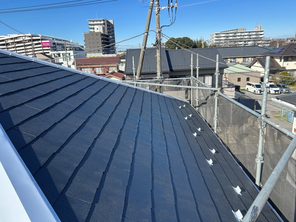 タスペーサー設置後のスレート屋根。八潮市S様邸の縁切り施工