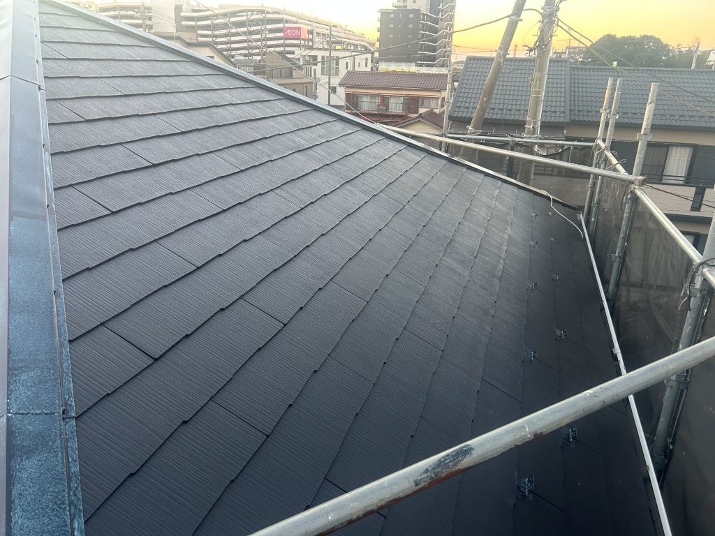 屋根塗装後の仕上がり全景。八潮市S様邸のブラック系スレート屋根