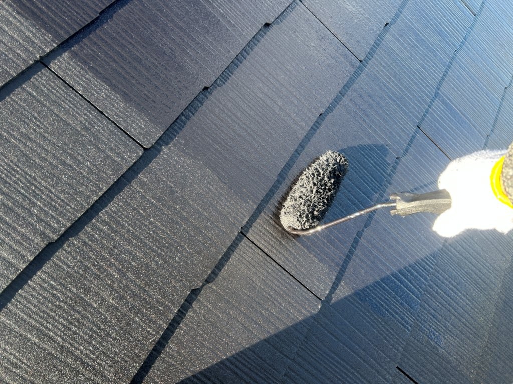 屋根上塗り作業の様子。八潮市S様邸の最終仕上げ工程