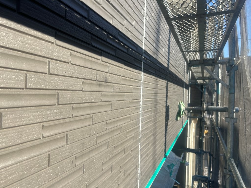 八潮市S様邸の外壁塗装前後比較。下塗り前の状態と仕上がりの違いが分かる写真