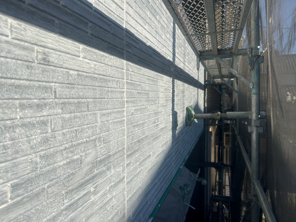 外壁下塗り完了後の状態。八潮市S様邸の外壁全体が白く整った様子