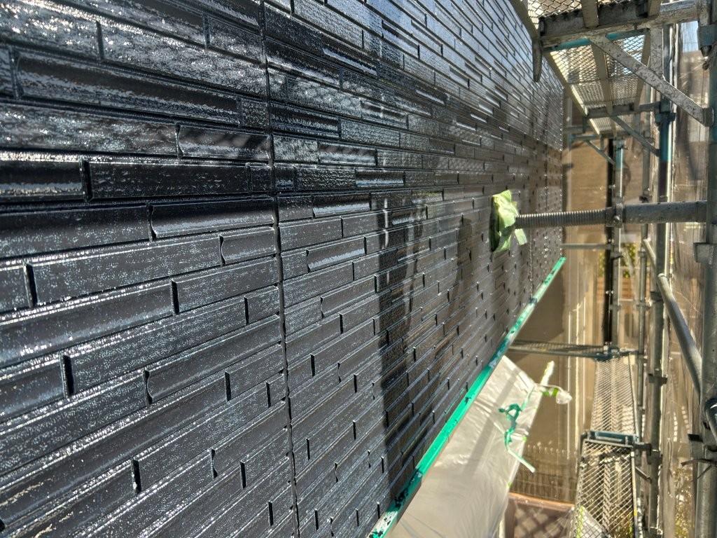 外壁中塗り後の状態。八潮市S様邸の外壁に艶と深みが出てきた様子