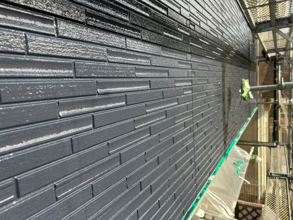 外壁上塗り完了後の状態。八潮市S様邸のダークグレー外壁仕上がり